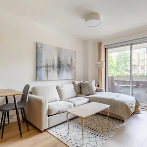 Refurbished Kensington With Balcony Near Tube Apartment London