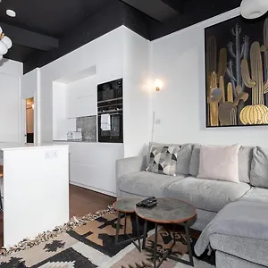 Two Adjacent Luxurious 1 Bed Apartment *