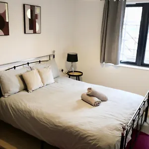 Modern 2 Bed Close To Station Apartment