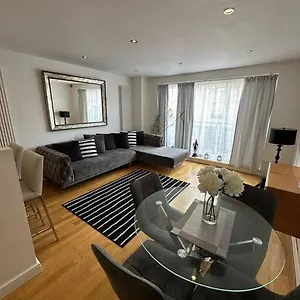 Two Br Flat 5 Mins Walk From Eye G96 Apartment