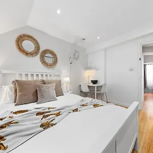 Apartment 3 Bedroom Flat In Mayfair Hy4 *