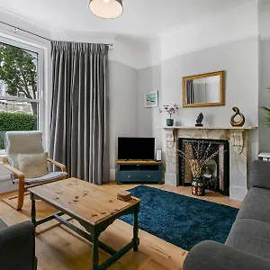 Holiday home Pass The Keys Elegant Getaway House In Vibrant Clapham Juction