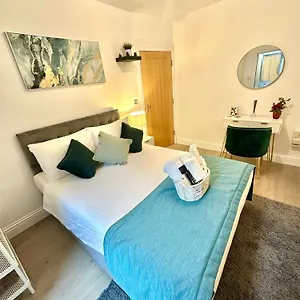 The Luxe En-suite In Stratford Homestay