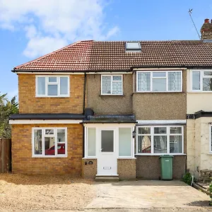 Holiday home Entire Beautiful & Spacious House In London Hornchurch