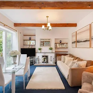 5 Bed With Private Parking - 25 Mins To *