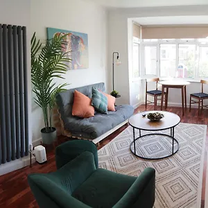 Howie's Place Apartment Raynes Park