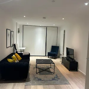 One Bedroom In Royal Wharf, Close To Airport * London
