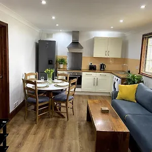Garden Flat In Apartment London