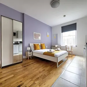 Hyde Park Studio 10 Apartment *