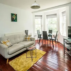 Cosy 3bd For 6 / 6 Beds * London