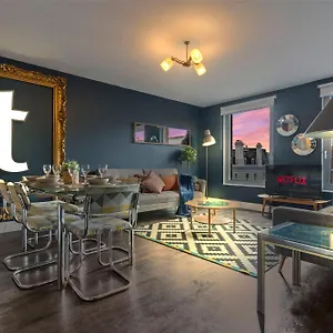 Kingsland High Street Apartment