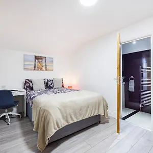 Three Bedroom 3 Bathroom In Kensington Apartment