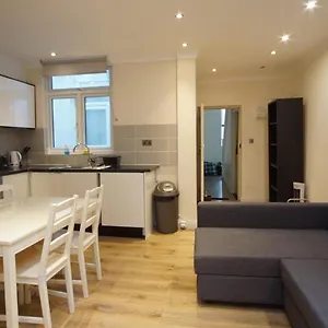 Evergreen Apartments- Flat 2 * London