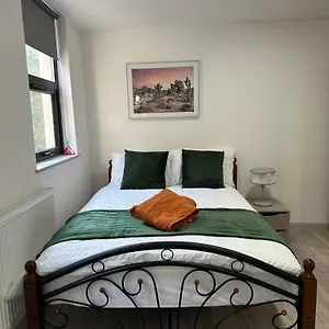 Modern 3 Bedroom With 2 Bathroom In Apartment *