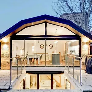 Holiday home Luxury 5-bedroom Family With Modern 2-storey Outbuilding *