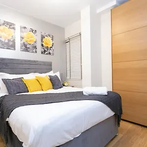 Yellow Rose 1br Opposite West Kensington Station Apartment *