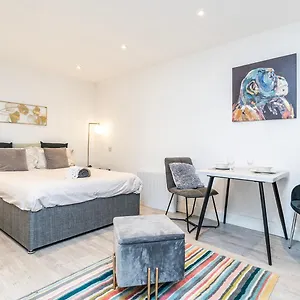 Apartment Cosy 1 Bedroom Walking Distance To Mall With Parking Available London