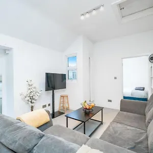 Apartment New 3bed Stylish With Amazing Transport *