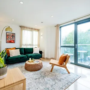 Urban Haven A Central Modern Gem *