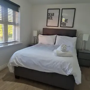 Homestay Common- Double Bedroom With En-suite With Private Lounge In Shared Town House Bromley