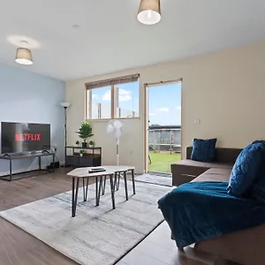 Apartment Retreat Private Rooftop 3 Bedroom *
