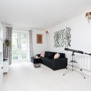 In Elephant & Castle With Parking Apartment London