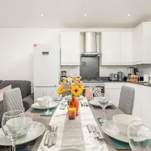 Apartment Vibrant 3br Tottenham Home, Private Garden Wifi Parking Free On Request