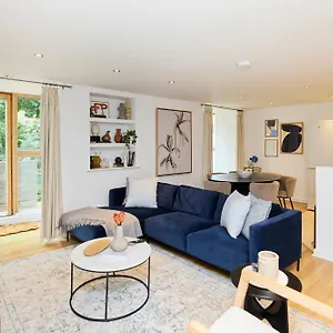 The Gwendolen Retreat - Inviting 2bdr With Balcony * London