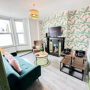 Apartment 2 Bedroom Flat With Indoor Fireplace In Shepherds Bush, Near White City *