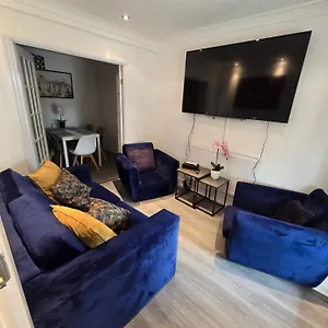 5 Bed For Families Contractors *