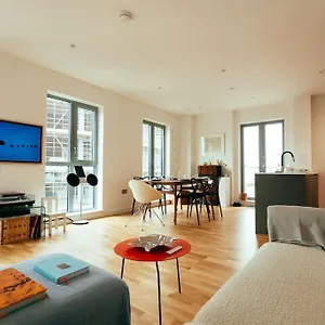 Apartment 3 Bedroom Penthouse With Terrace And Skyline In Battersea London