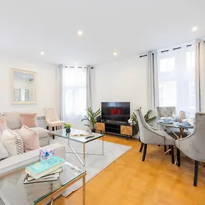 2 Bed , , 15 Mins To London Bridge , Weekly & Monthly Offers, Sleeps 5 Apartment Croydon