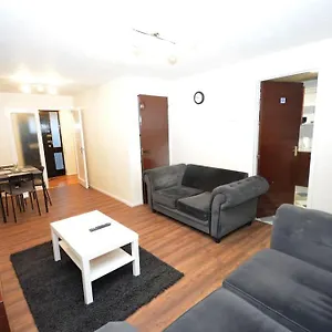 Spacious 3 Bedroom House In Beckton Holiday home London