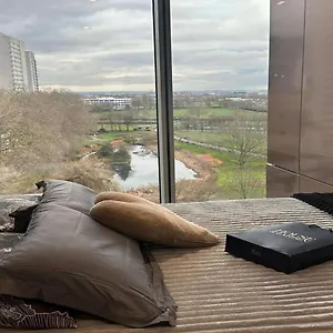 Stunning 2-bedroom Flat With Park View *