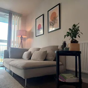 Modern Flat Close To Heathrow Airport & London *