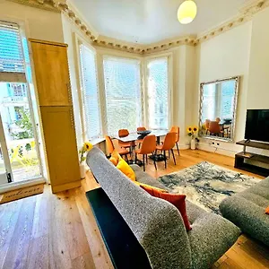 Charming With Private Balcony, On 1st Floor, With 2 Bathrooms, 3 Min Walk To Earl's Court Station *