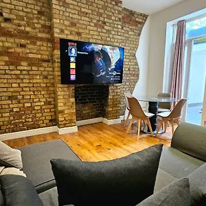 Apartment Super Cozy 2 Bed 2 Bath Ground Floor Flat! London