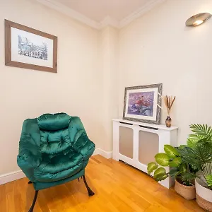 Apartment Gated Riverside Se16 With Parking Pass The Keys
