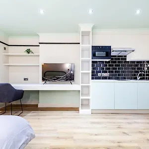 Near Queensway Station Apartment *