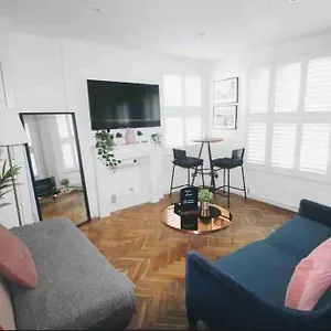 Cute & Quiet In The Heart Of Hampstead London