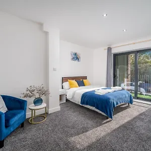 3 Bed By Canning Town Station Apartment *