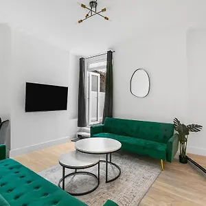 Luxury Ground Floor Flat Free Parking With Private Garden By E&l Homes *