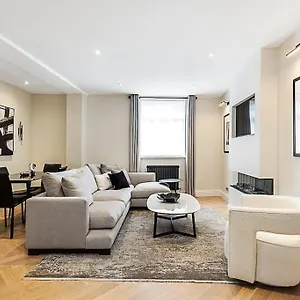 Urban Chic 2-bedroom Mews Escape Apartment London