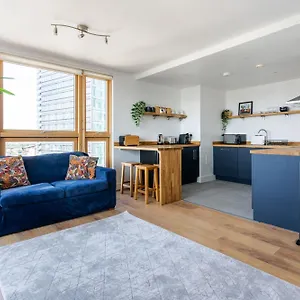 Flat In Canary Wharf With Amazing Views & Balcony Apartment *
