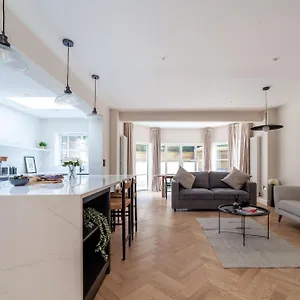 Stunning Available In Luxury House * London