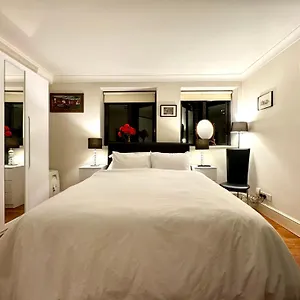 Lovely 2 Bedroom By Wild Apartment London