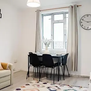 Apartment Spacious 3 Bedroom Flat