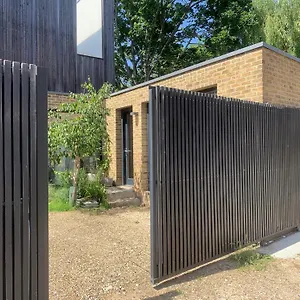 10 Garsington Mews Homestay *
