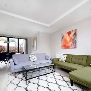 Stunning House With Garden And Parking Romford