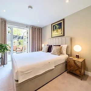 Modern Bedroom With Private Bathroom And Shared Kitchen & Lounge In Our Homestay London